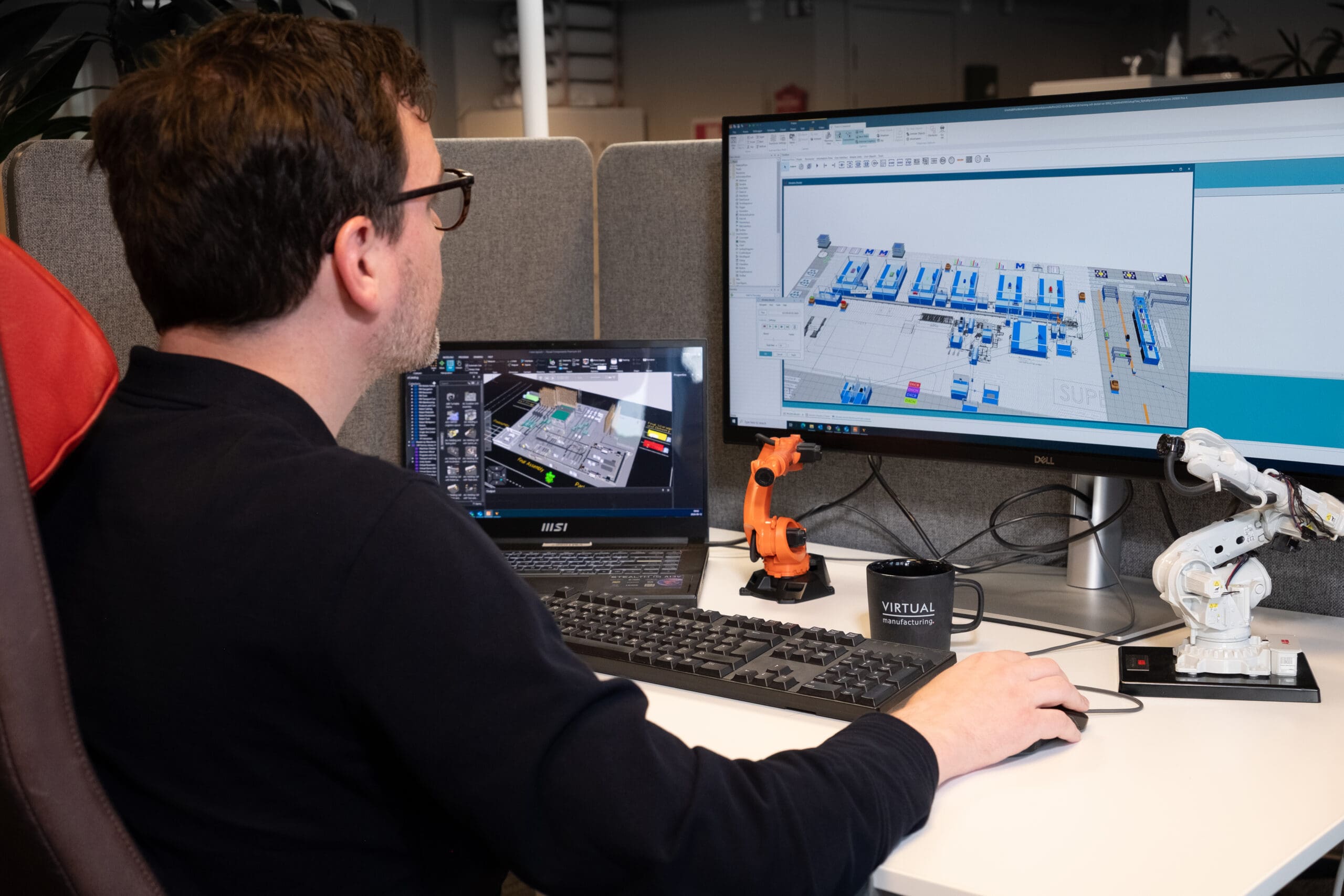 Consultant analyzing a production flow using Discrete Event Simulation (DES) on his computer.